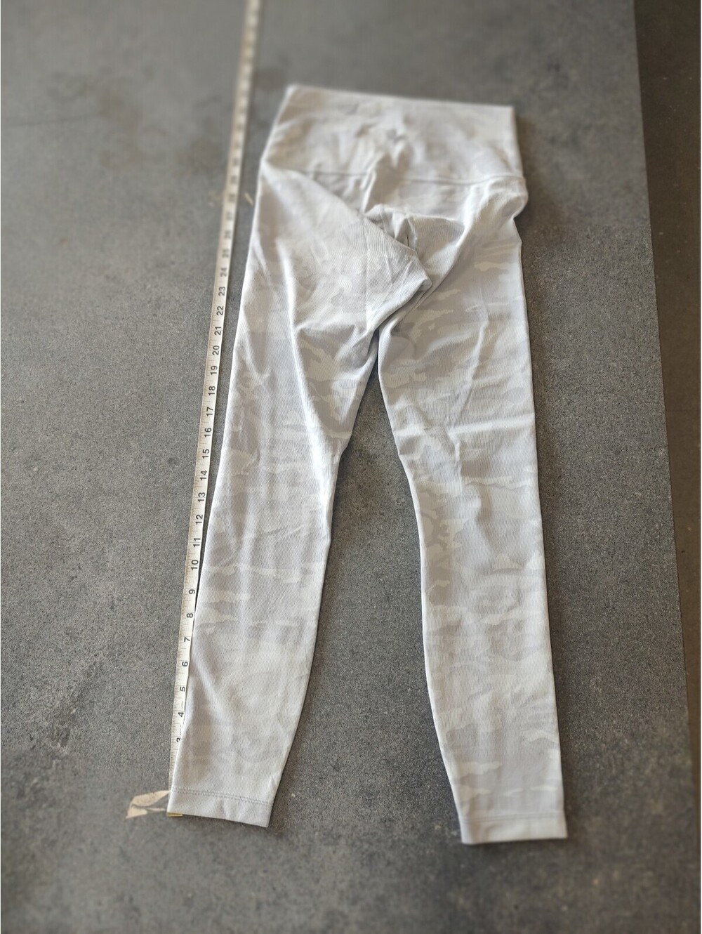 Lululemon Light Gray High-Rise w/ Snags Leggings Sz 6
